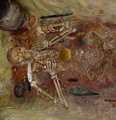 Reconstructie van het graf van een welgestelde chief van de Varna-Site. De artefacten dateren uit het 7de millennium v.Chr.